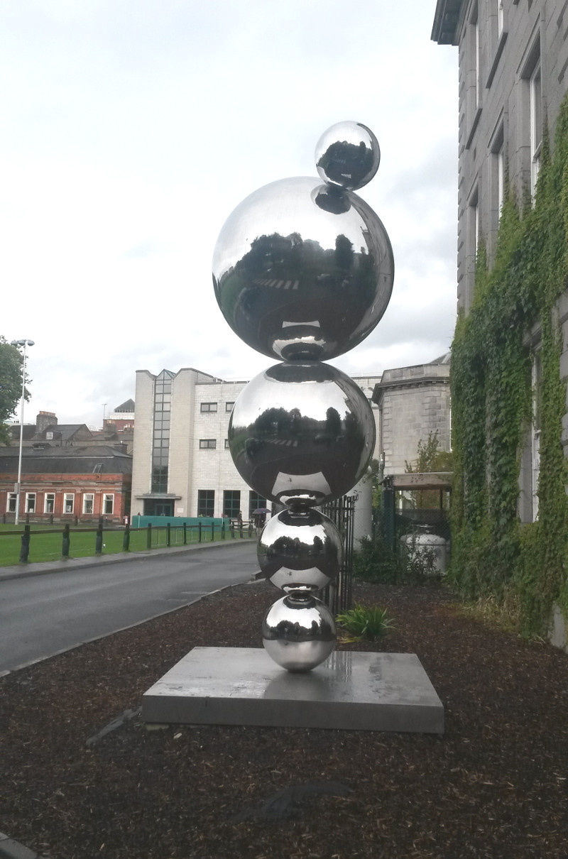 Monumento a Ernest Walton, Trinity College, Dublino